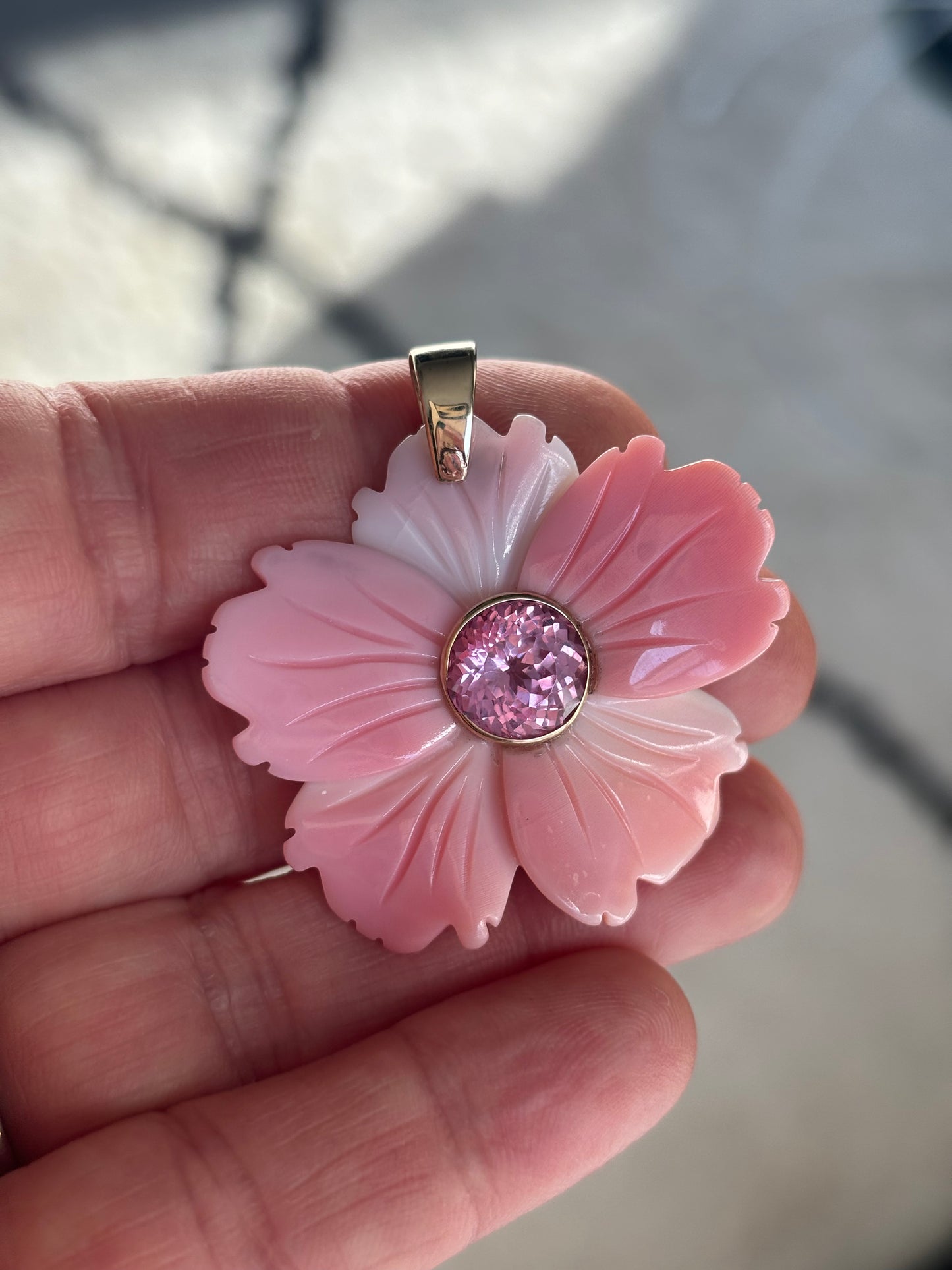 FLORA Pendant, pink conch & morganite